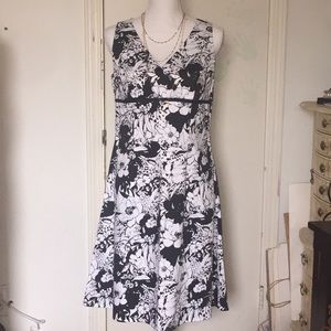 Gorgeous Black & White flower print dress Sz 10 .